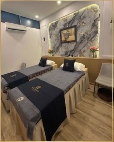 Twin treatment beds with marble feature wall